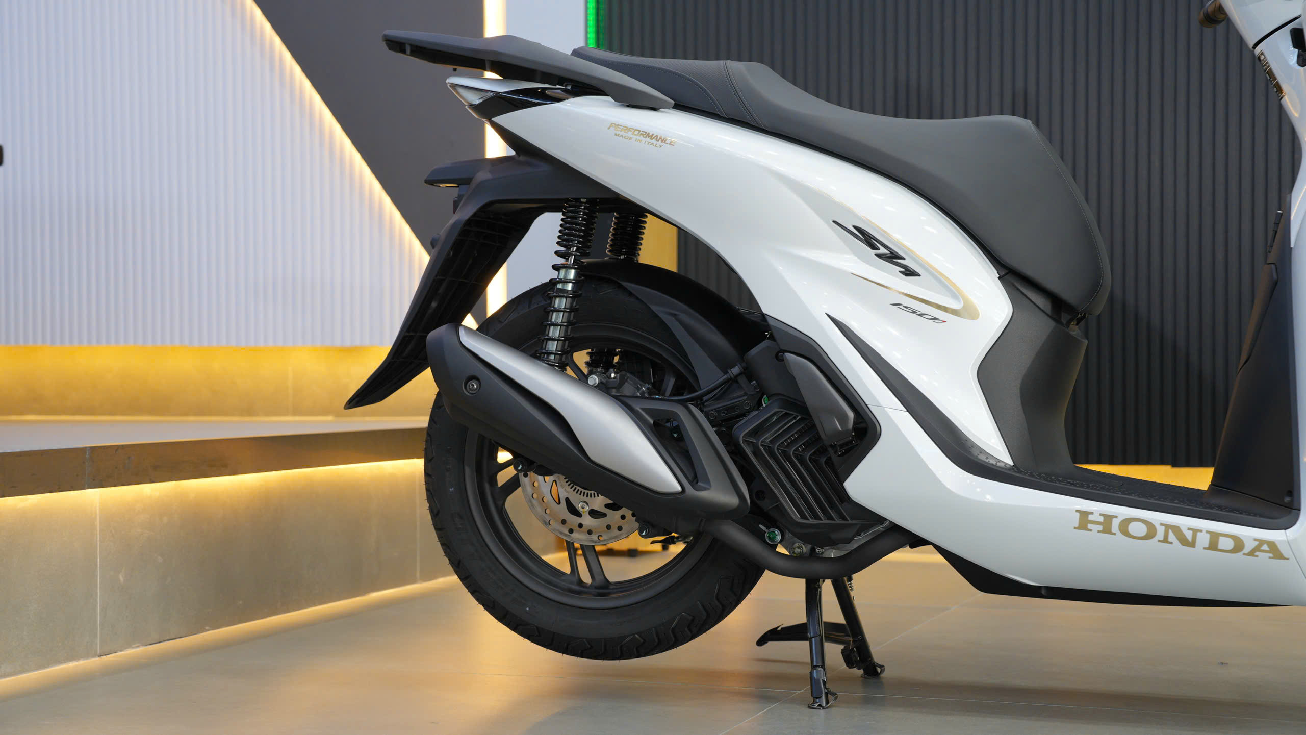 honda sh ý 150i 2027 màu trắng (8) honda sh ý 150i 2027 màu trắng
