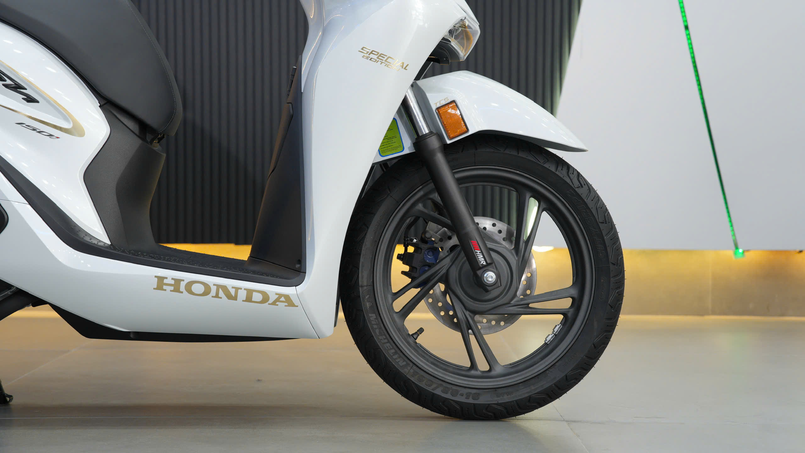 honda sh ý 150i 2027 màu trắng (9) honda sh ý 150i 2027 màu trắng